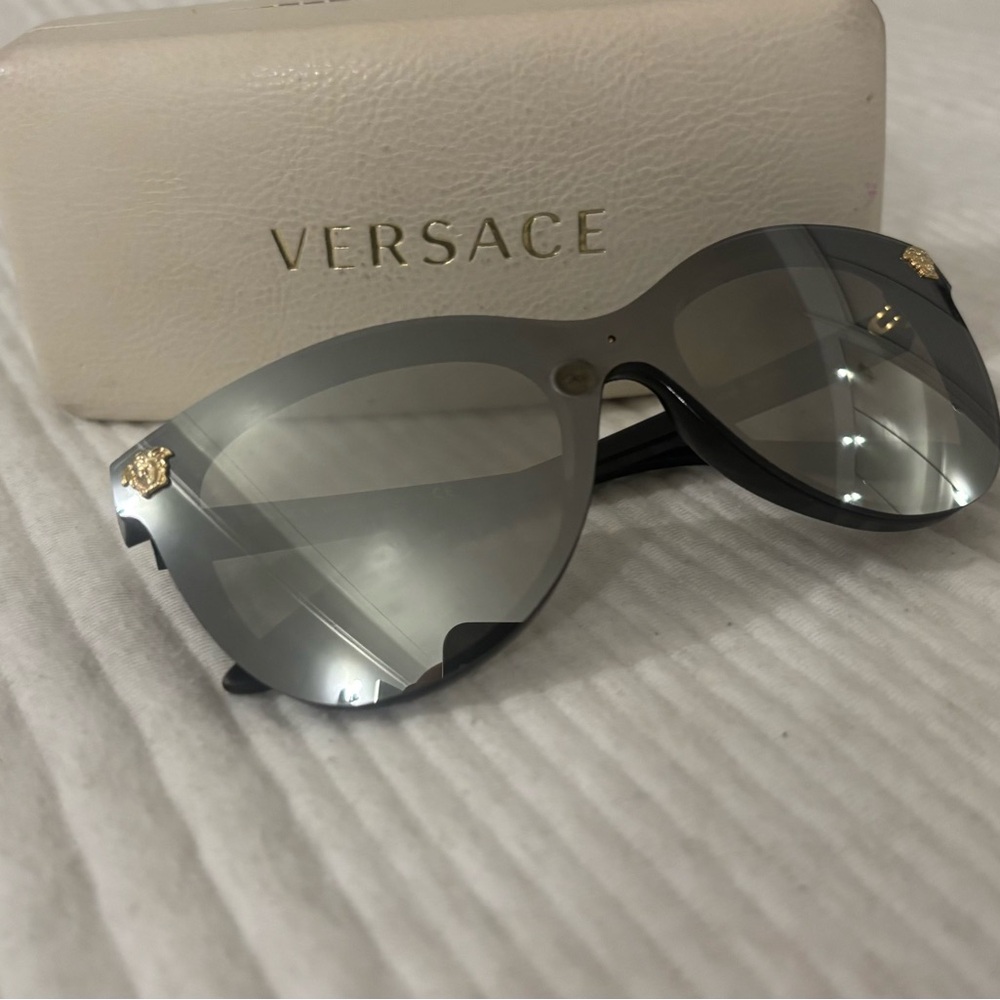 Versace Black Cat-Eye Sunglasses Sleek Design